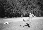 Amerikansk fotboll, sannolikt på Åsavallen, Grännaberget. En man i rutig skjorta sparkar iväg bollen.