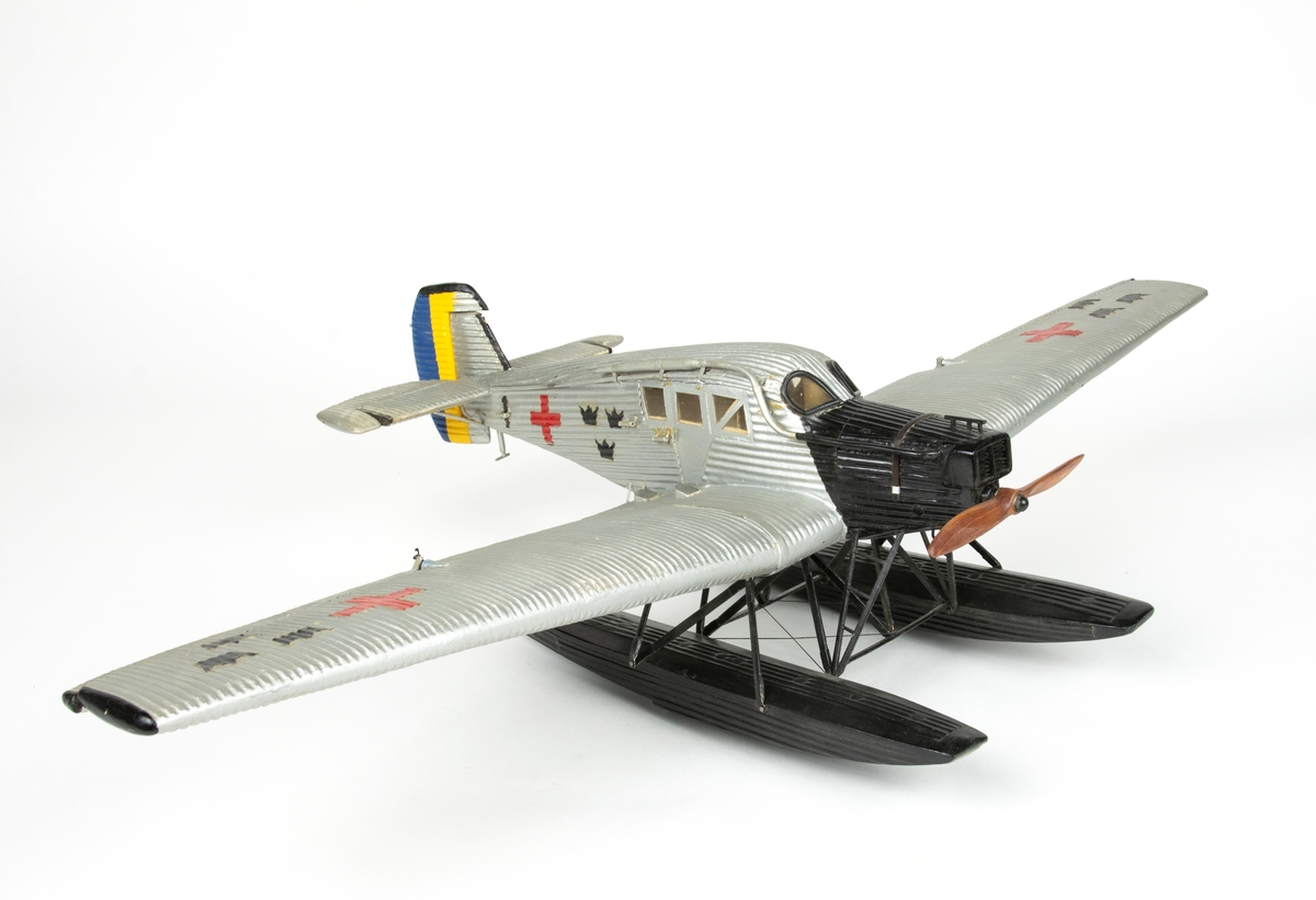 Flygplansmodell av Trp 1, Junkers F 13. Modellen är kronmärkt har rött kors och siffran 1. Skala 1:24.