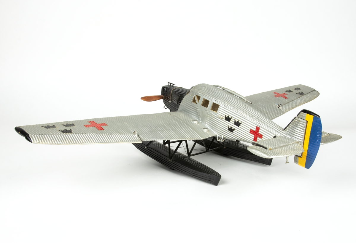 Flygplansmodell av Trp 1, Junkers F 13. Modellen är kronmärkt har rött kors och siffran 1. Skala 1:24.