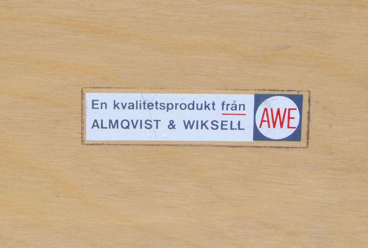 Resegrammofon tillverkad av Almqvist & Wiksell under 1960-talets första år. Grammofonen är av väskmodell med rektangulärt kabinett i ljus plywood med bärhandtag i brun bakelit. Undersidan av kabinettet har luftningsslitsar urfrästa i plywooden. I det avtagbara locket finns en högtalare bakom grått tyg. 

Skivspelaren är remdriven och placerad till höger i kabinettet samt har ett chassi av gråmålad plåt med rundade kanter. Armen är av svart bakelit som hålls på plats med ett enkelt spänne vid transport och bredvid armen finns ett svart bakelitvred för inställning av uppspelningshastigheten. Skivtallriken är av metall och har en matta av grått gummi.

Till vänster om skivspelaren finns förstärkardelen som är rördriven och har ett ventilerat chassi i gråmålad plåt. Reglagen är åtkomliga från kabinettets framsida och består av en vippströmbrytare samt tre vred i brun bakelit för volym, bas och diskant. Över vreden finns AGA:s logotyp. Till vänster om förstärkaren finns ett fack för ström- och högtalarkabel.