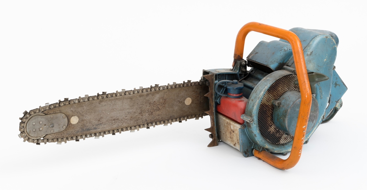 Motorsag av typen Solo Rex påmontert sverd, sagkjede og barkstøtte. For registrator ser det ut til at denne sagas bensintank er montert  under motoren med påfylling av bensin i framkant av motorkroppen og tilkobling til forgasseren i bakkant. Dekselene som omslutter sagkroppen er påført blå lakk som er delvis vekkslitt på enkelte partier.
Saga er utstyrt med mebranforgasser og den har direktedrevet kjede. Membranforgasseren gjorde det enklere å endre sagas posisjon, for eksempel fra kappe- til fellestilling, uten at motoren ble kvalt, stoppet. Direktedrevet kjede vil si motorkraften oveføres direkte fra veivakselen til sagkjedet, drivhjulet for for sagkjedet sitter på veivakselen forbundet med en clutch/kløtsj, sentrifugalclutch. (Se boka Motorsaga, Oslo 1963). 

Ut fra medfølgende lapp til saga og andre kilder gjengis det her noen tekniske spesifikasjoner: 
Sylindervolum (slagvolum): 125 kubikkcentimeter
Effekt: 5,2 hestekrefeter [også oppgitt til 6 hk ved 5200 omdreininger per minutt]
Vekt: 13,2 kg  [også oppgitt til 12,9 kg]

Saga trenger oljeblandet bensin i blandingsforholdet 1:25.