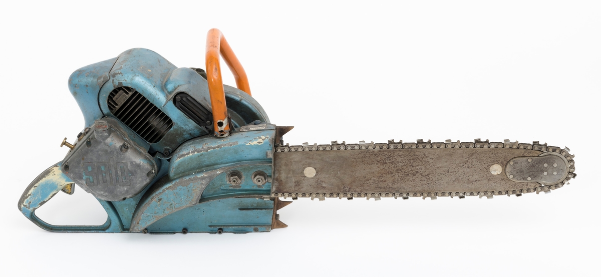 Motorsag av typen Solo Rex påmontert sverd, sagkjede og barkstøtte. For registrator ser det ut til at denne sagas bensintank er montert  under motoren med påfylling av bensin i framkant av motorkroppen og tilkobling til forgasseren i bakkant. Dekselene som omslutter sagkroppen er påført blå lakk som er delvis vekkslitt på enkelte partier.
Saga er utstyrt med mebranforgasser og den har direktedrevet kjede. Membranforgasseren gjorde det enklere å endre sagas posisjon, for eksempel fra kappe- til fellestilling, uten at motoren ble kvalt, stoppet. Direktedrevet kjede vil si motorkraften oveføres direkte fra veivakselen til sagkjedet, drivhjulet for for sagkjedet sitter på veivakselen forbundet med en clutch/kløtsj, sentrifugalclutch. (Se boka Motorsaga, Oslo 1963). 

Ut fra medfølgende lapp til saga og andre kilder gjengis det her noen tekniske spesifikasjoner: 
Sylindervolum (slagvolum): 125 kubikkcentimeter
Effekt: 5,2 hestekrefeter [også oppgitt til 6 hk ved 5200 omdreininger per minutt]
Vekt: 13,2 kg  [også oppgitt til 12,9 kg]

Saga trenger oljeblandet bensin i blandingsforholdet 1:25.