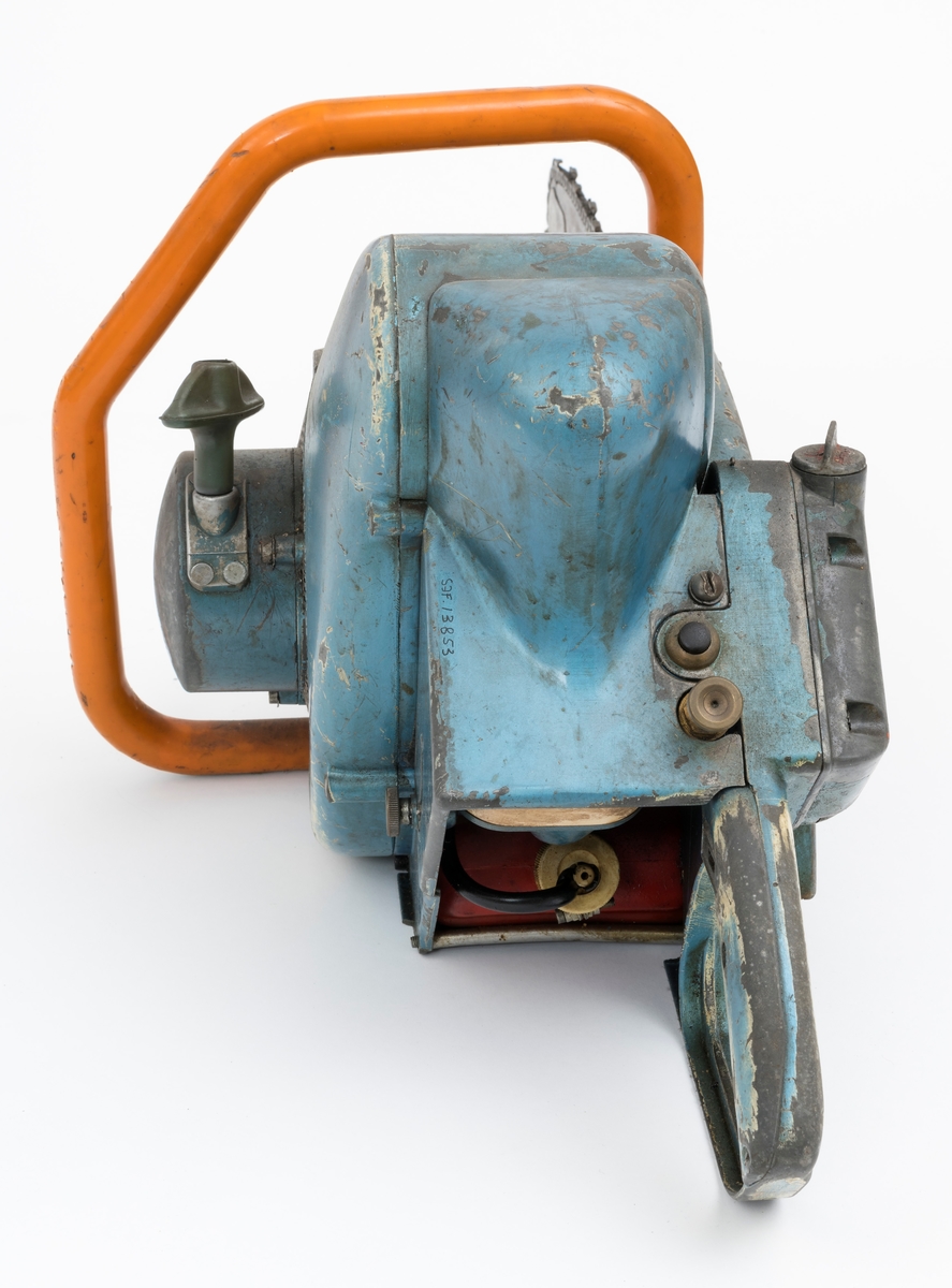 Motorsag av typen Solo Rex påmontert sverd, sagkjede og barkstøtte. For registrator ser det ut til at denne sagas bensintank er montert  under motoren med påfylling av bensin i framkant av motorkroppen og tilkobling til forgasseren i bakkant. Dekselene som omslutter sagkroppen er påført blå lakk som er delvis vekkslitt på enkelte partier.
Saga er utstyrt med mebranforgasser og den har direktedrevet kjede. Membranforgasseren gjorde det enklere å endre sagas posisjon, for eksempel fra kappe- til fellestilling, uten at motoren ble kvalt, stoppet. Direktedrevet kjede vil si motorkraften oveføres direkte fra veivakselen til sagkjedet, drivhjulet for for sagkjedet sitter på veivakselen forbundet med en clutch/kløtsj, sentrifugalclutch. (Se boka Motorsaga, Oslo 1963). 

Ut fra medfølgende lapp til saga og andre kilder gjengis det her noen tekniske spesifikasjoner: 
Sylindervolum (slagvolum): 125 kubikkcentimeter
Effekt: 5,2 hestekrefeter [også oppgitt til 6 hk ved 5200 omdreininger per minutt]
Vekt: 13,2 kg  [også oppgitt til 12,9 kg]

Saga trenger oljeblandet bensin i blandingsforholdet 1:25.