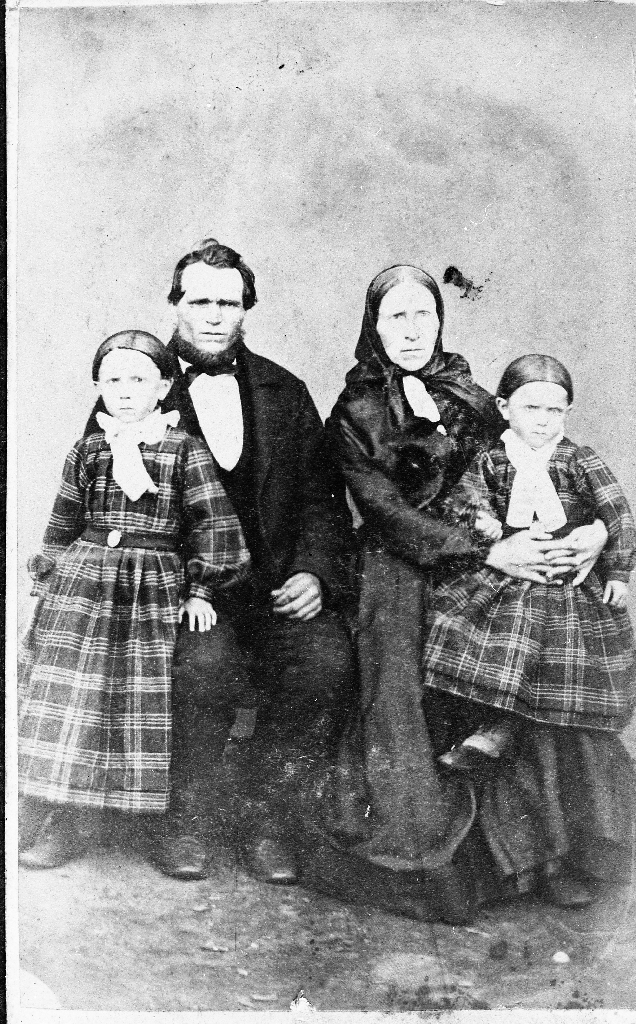 Kristian Endresen Høyland g. 1851 med Grete Gurina f. Garpestad og to døtre. Dei budde på bruk 6.