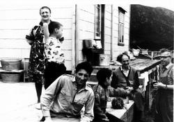 Utenfor husveggen på Lynghaug. Stonglandseidet