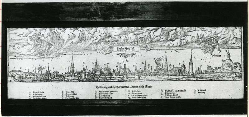 Byen Lüneburg. Stikket viser byen i hele sin lengde med bymuren rundt. Over byen er det skyer. I sentrum holdes et skilt med byens navn av to engler. På hver sin side holdes byvåpen av en liten engel.