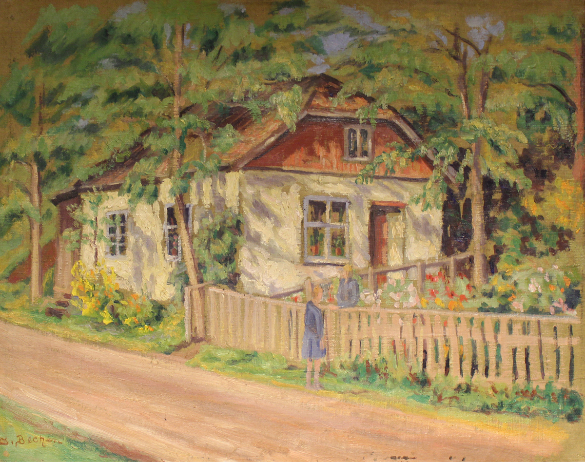 To personer står ved gjerde. Hus i bakgrunnen.