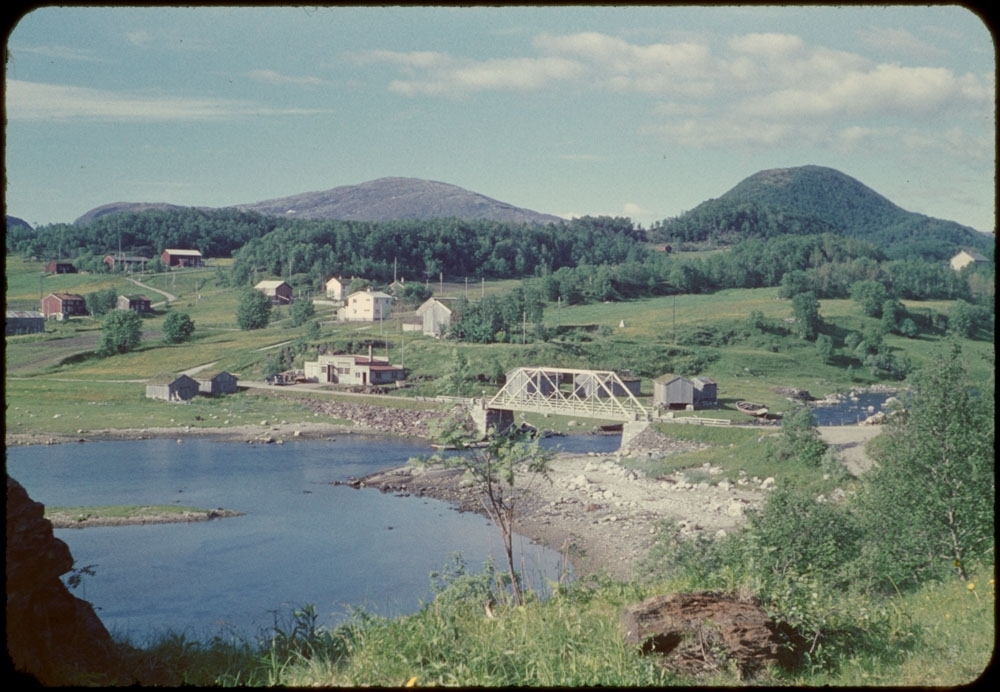 Leirfjord, Leira, Leirosen. Leirosen med gammelbrua og bebyggelse, sett fra "Nyveien" ved Symoen. Til høyre i bildet sees Leiråsen.
Nytt bilde av motivet LEF.F.02306