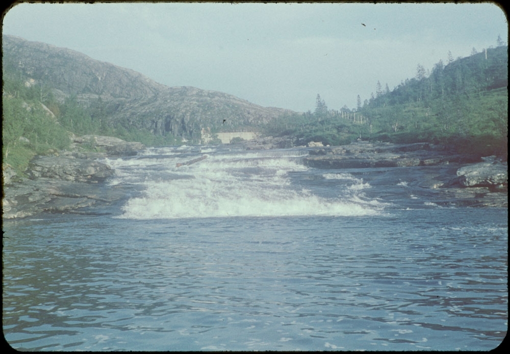 Leirfjord, Leira, Langforsen. Elva ved Langforsen, opp mot Forslandsdalen.