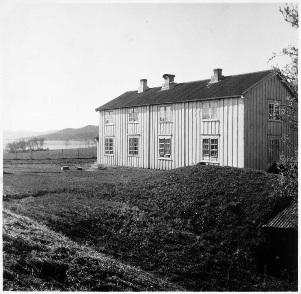 Leirfjord, Ulvangen, Krokvika. Baksiden av hovedhuset på handelstedet i Krokvika. Forhøyningen i front er jordkjelleren.