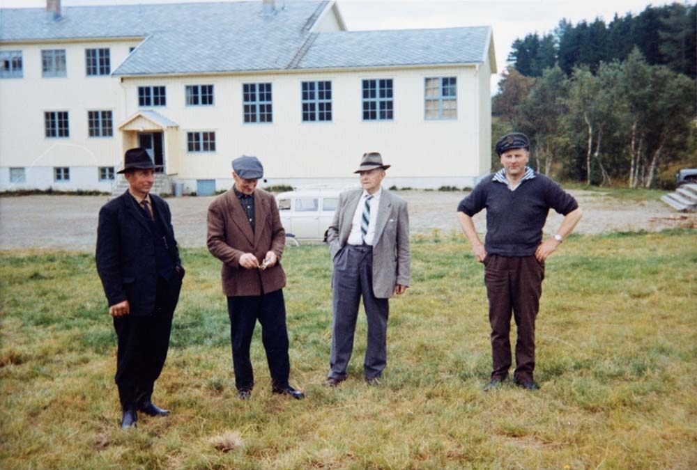 Leirfjord, Leland. Fire herrer fotografert på grassbakken foran skolen på Leland (i dag er det kulturhus). 
F.f.v.: Kåre Hjartland, Emil Pedersen, Birger Jåstad og Arild Fredheim.
Bildet er brukt i Leirfjordkalenderen - april 2019