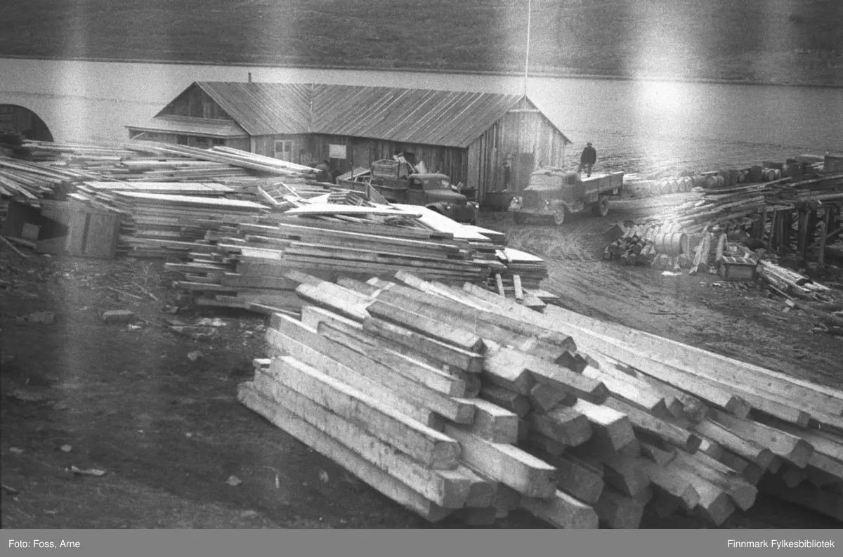 Mest sannsynlig fra Smalfjorden, i mai-juni 1947. Masse byggevarer ligger på kaia-området. (fra samme sted FBib.96005-277 og FBib.96005-278).