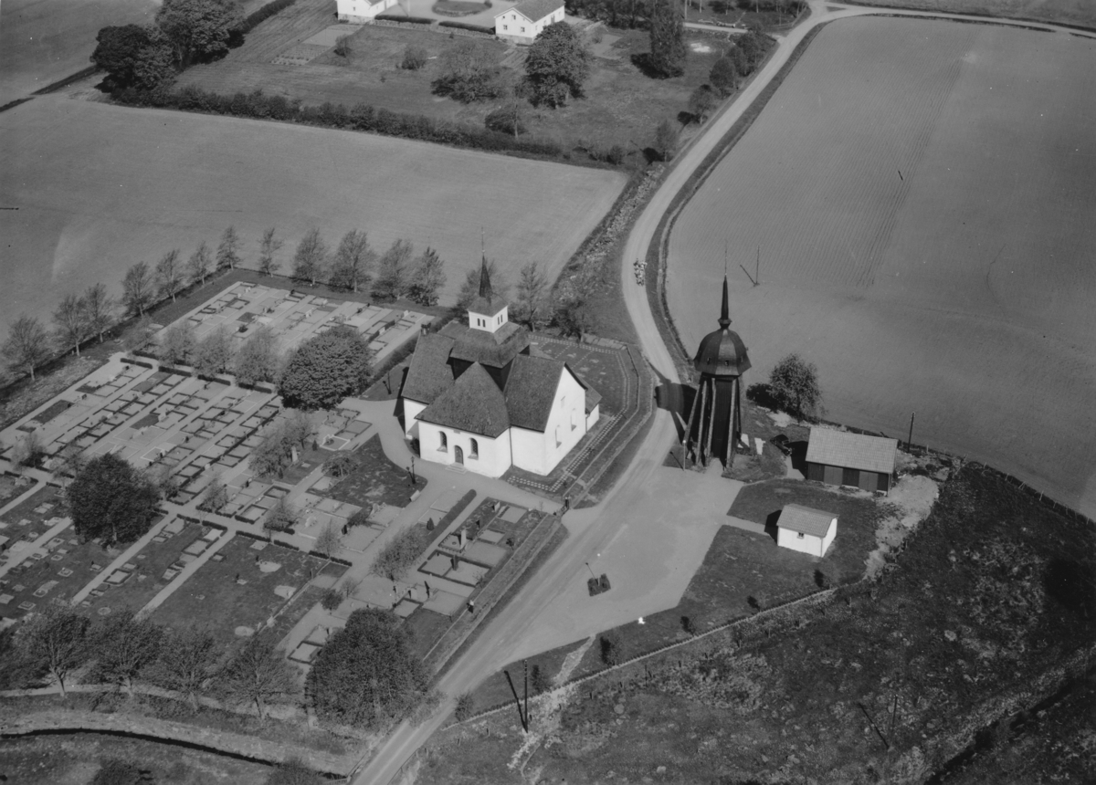 Flygfoto över Hakarps kyrka i Huskvarna.  Nr R 614.