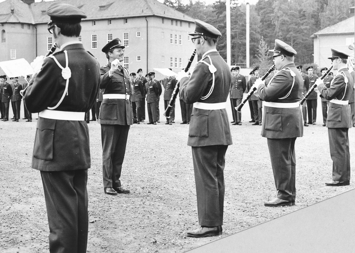 Krigsmans erinran för soldater uttagna till grupp G (gruppbefälsvärnpliktiga) den 24 augusti 1970.
Regementets musikkår konserterar.
OBS två bilder.
Bild 1 Till höger musikkapten Torsten Andreasson
Bild 2 Dirigent är musikdirektör Björn Skärfstad