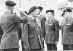 Krigsmans erinran för soldater uttagna till grupp G (gruppbefälsvärnpliktiga) den 24 augusti 1970.
Regementschefen visiterarar truppen. 
OBS två bilder.
Bild 1 Till vänster om regementschefen överste Stig Colliander står plutonchefen fanjunkare Lennart Lagestrand
Bild 2 Till vänster om regementschefen överste Stig Colliander står kompanichefen kapten Kurt Halldén