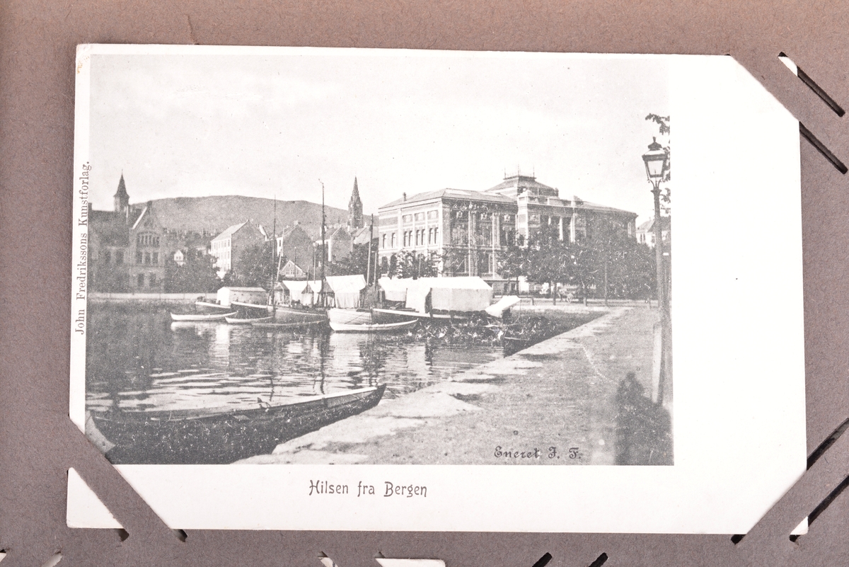 Prospektkort med motiver fra blant annet Trondheim, Heimdal, Nordfjord, Ålesund, Hamar, Tønsberg, Christiania, Bergen, Stockholm, "Fredly Ungdomsskole, Strinden", "Keiser Wilhelm og Kongen kjører til Stiftsgaarden", Wallenberg sjakttårn 1916.