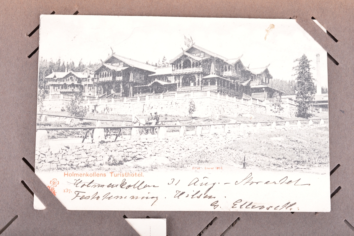 Prospektkort med motiver fra blant annet Trondheim, Heimdal, Nordfjord, Ålesund, Hamar, Tønsberg, Christiania, Bergen, Stockholm, "Fredly Ungdomsskole, Strinden", "Keiser Wilhelm og Kongen kjører til Stiftsgaarden", Wallenberg sjakttårn 1916.
