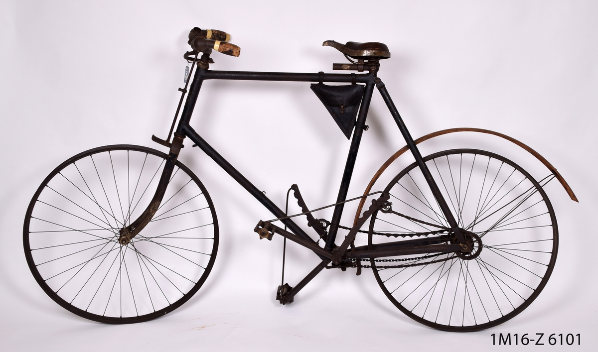 Herrcykel med upp och nedgående pedaler (till skillnad från rundtrampare). Pedalerna har kedjor till navet i bakhjulet, en rullspärr. Rullspärren ger en frihjulsfunktion varför pedalen för cykeln framåt när den förs åt ena hållet och är frikopplad när pedalen förs åt det andra hållet. Birger Ljungström patenterade lösningen 1892.