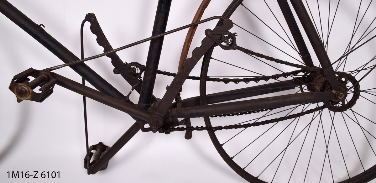 Herrcykel med upp och nedgående pedaler (till skillnad från rundtrampare). Pedalerna har kedjor till navet i bakhjulet, en rullspärr. Rullspärren ger en frihjulsfunktion varför pedalen för cykeln framåt när den förs åt ena hållet och är frikopplad när pedalen förs åt det andra hållet. Birger Ljungström patenterade lösningen 1892.