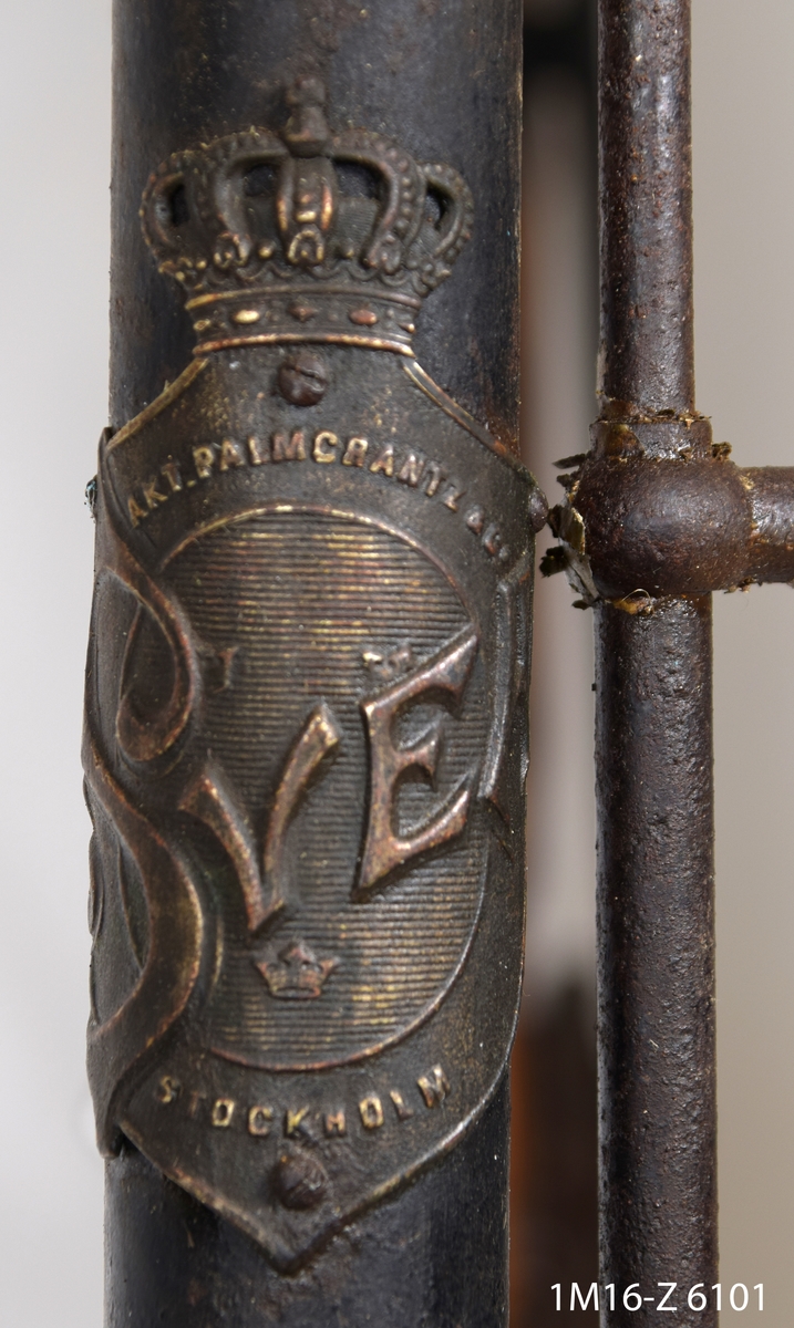 Herrcykel med upp och nedgående pedaler (till skillnad från rundtrampare). Pedalerna har kedjor till navet i bakhjulet, en rullspärr. Rullspärren ger en frihjulsfunktion varför pedalen för cykeln framåt när den förs åt ena hållet och är frikopplad när pedalen förs åt det andra hållet. Birger Ljungström patenterade lösningen 1892.