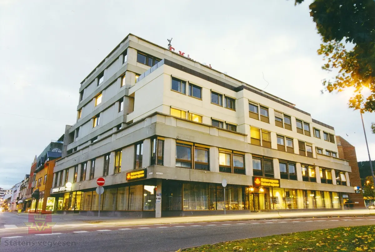 Staten vegvesen, Buskerud, flyttet inn i bygget da det stod ferdig i 1974. Byggherre var Johs. Christensen og Ole K. Karlsen. Arkitektene var Ragnar Anker Nilsen og Arne Grenager.