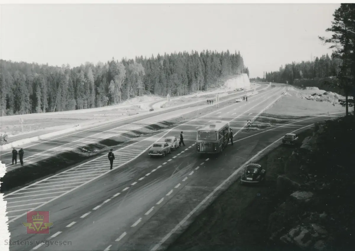 Åpning av Motorveg E18, vegkryss KIrkelinna, Lierskogen, nær toppen av Lierbakkene.