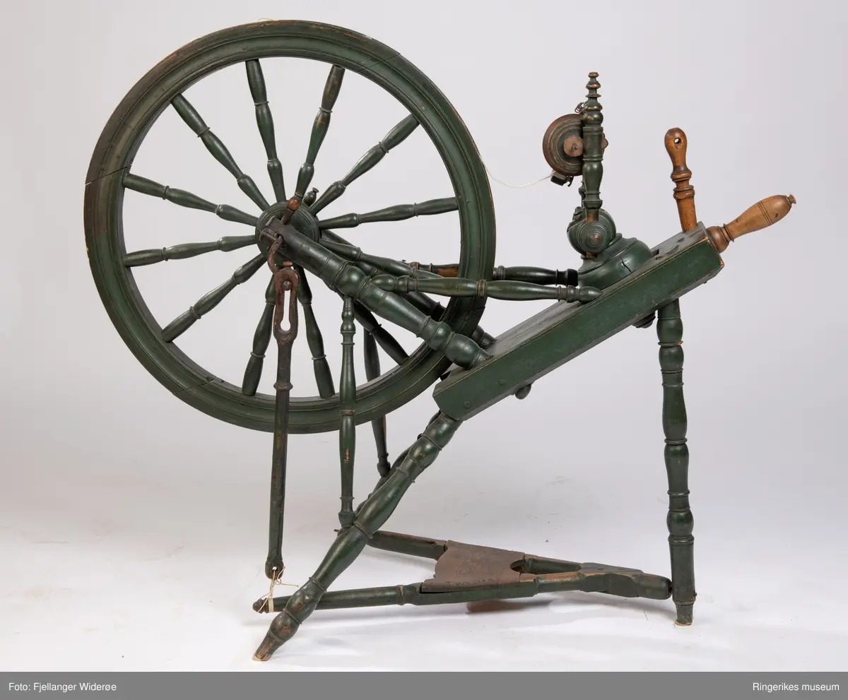 Utført av profesjonell hjulmaker. Trekantet trø med tre bein hvor rokkehjulet og det skråstilte brystet er montert. Rokkehjul med eiker og renne til tråden, Rokkehode og "jomfru" og veiv på siden som beveger hjulet. Rokkehodets plassering kan reguleres.