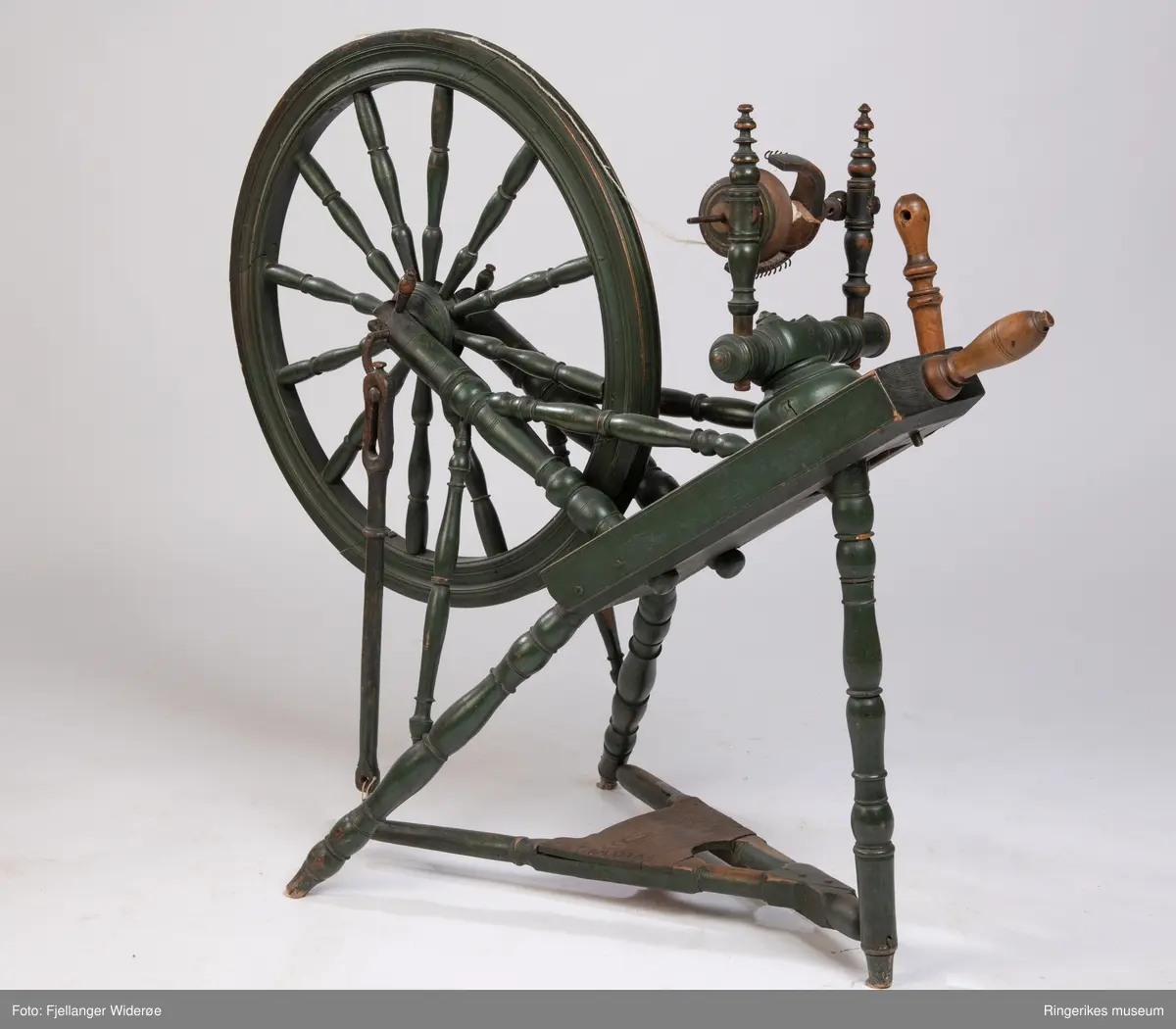 Utført av profesjonell hjulmaker. Trekantet trø med tre bein hvor rokkehjulet og det skråstilte brystet er montert. Rokkehjul med eiker og renne til tråden, Rokkehode og "jomfru" og veiv på siden som beveger hjulet. Rokkehodets plassering kan reguleres.