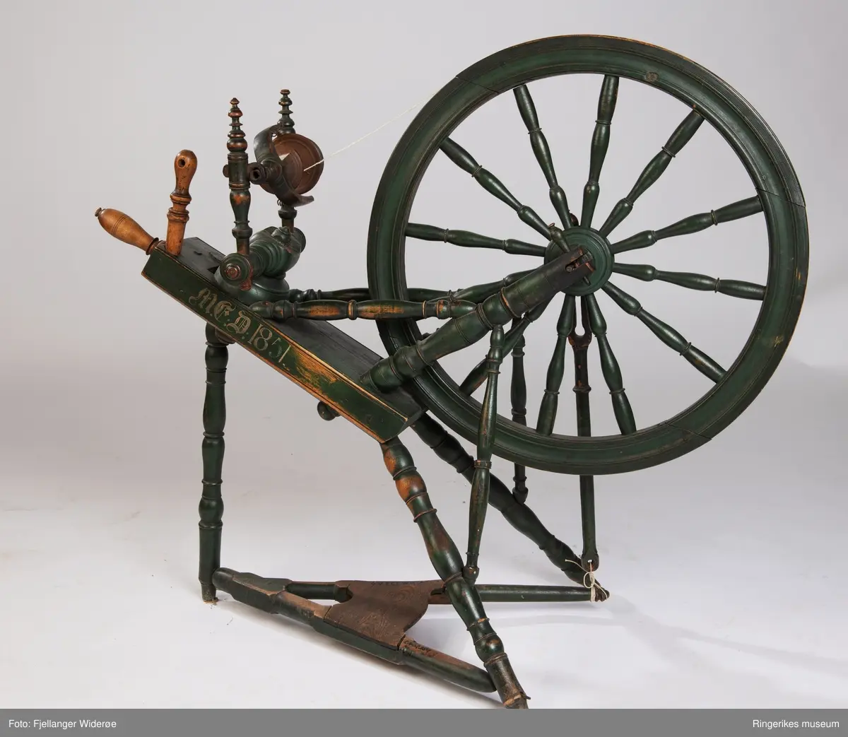 Utført av profesjonell hjulmaker. Trekantet trø med tre bein hvor rokkehjulet og det skråstilte brystet er montert. Rokkehjul med eiker og renne til tråden, Rokkehode og "jomfru" og veiv på siden som beveger hjulet. Rokkehodets plassering kan reguleres.