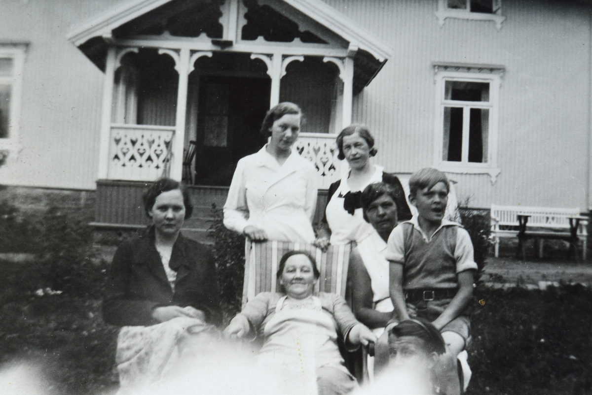 Brennerikafeen, Tangen. F.v. Anbjørg Østli, Kristine Dahl. Bak Gudrun Saxrud. De øvrige ukjente.