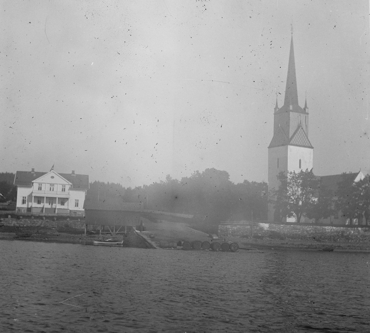 Tingnes, kommunehuset, Nes brygge, dranktønner, Nes kirke.