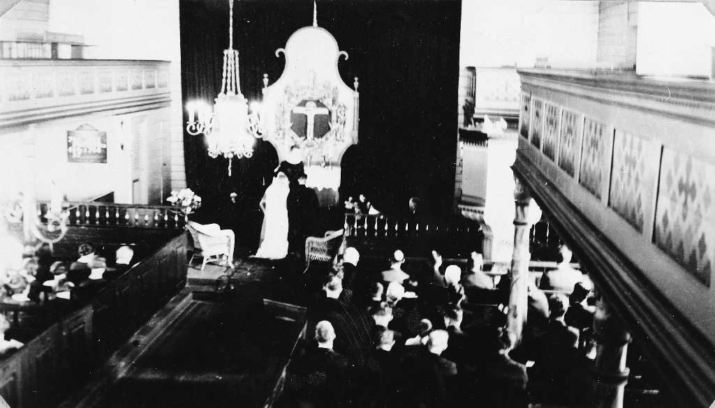 Frå bryllupet til Klara f. Kartevoll og Gunnar Hognestad Her står dei framfor alteret i Timekyrkja.