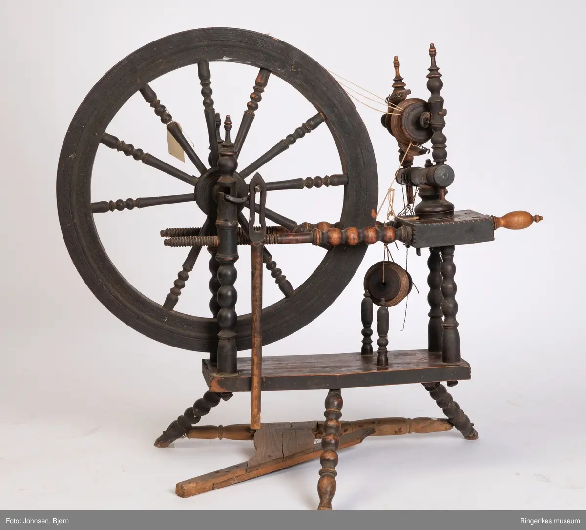 ANT utført av profesjonell hjulmaker. Trekantet trø med tre bein hvor rokkehjulet og det planstilte brystet er montert. Rokkehjul med eiker og renne til tråden, Rokkehode og "jomfru" og veiv på siden som beveger hjulet. Rokkehodets plassering kan reguleres. Ekstra snelle henger i tråd v på siden.