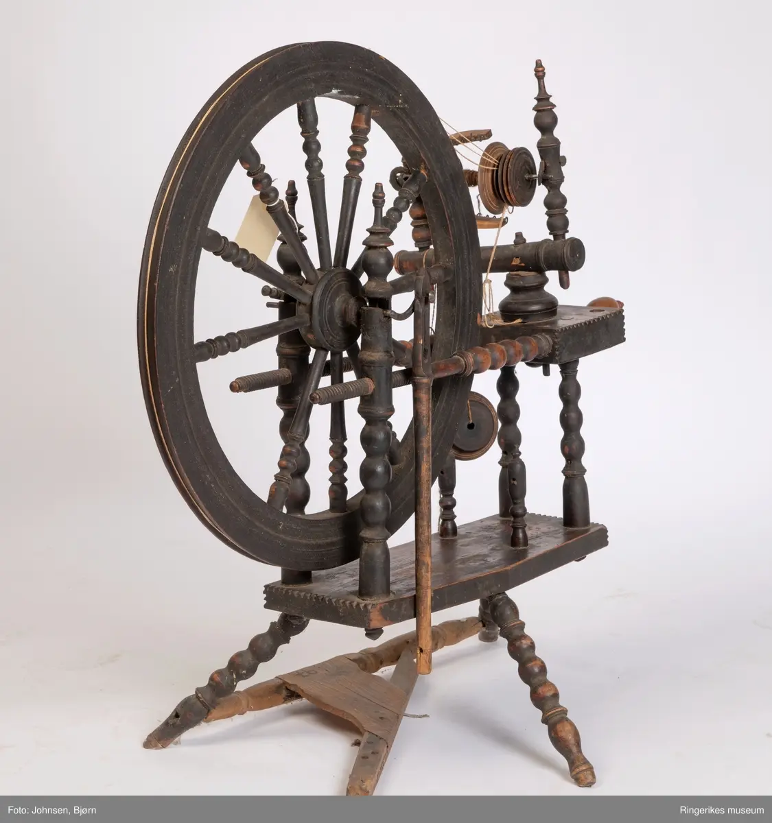 ANT utført av profesjonell hjulmaker. Trekantet trø med tre bein hvor rokkehjulet og det planstilte brystet er montert. Rokkehjul med eiker og renne til tråden, Rokkehode og "jomfru" og veiv på siden som beveger hjulet. Rokkehodets plassering kan reguleres. Ekstra snelle henger i tråd v på siden.