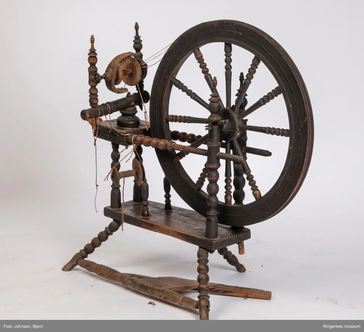 ANT utført av profesjonell hjulmaker. Trekantet trø med tre bein hvor rokkehjulet og det planstilte brystet er montert. Rokkehjul med eiker og renne til tråden, Rokkehode og "jomfru" og veiv på siden som beveger hjulet. Rokkehodets plassering kan reguleres. Ekstra snelle henger i tråd v på siden.