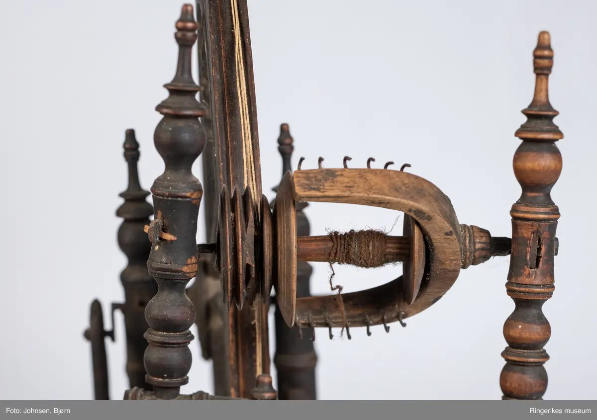 ANT utført av profesjonell hjulmaker. Trekantet trø med tre bein hvor rokkehjulet og det planstilte brystet er montert. Rokkehjul med eiker og renne til tråden, Rokkehode og "jomfru" og veiv på siden som beveger hjulet. Rokkehodets plassering kan reguleres. Ekstra snelle henger i tråd v på siden.