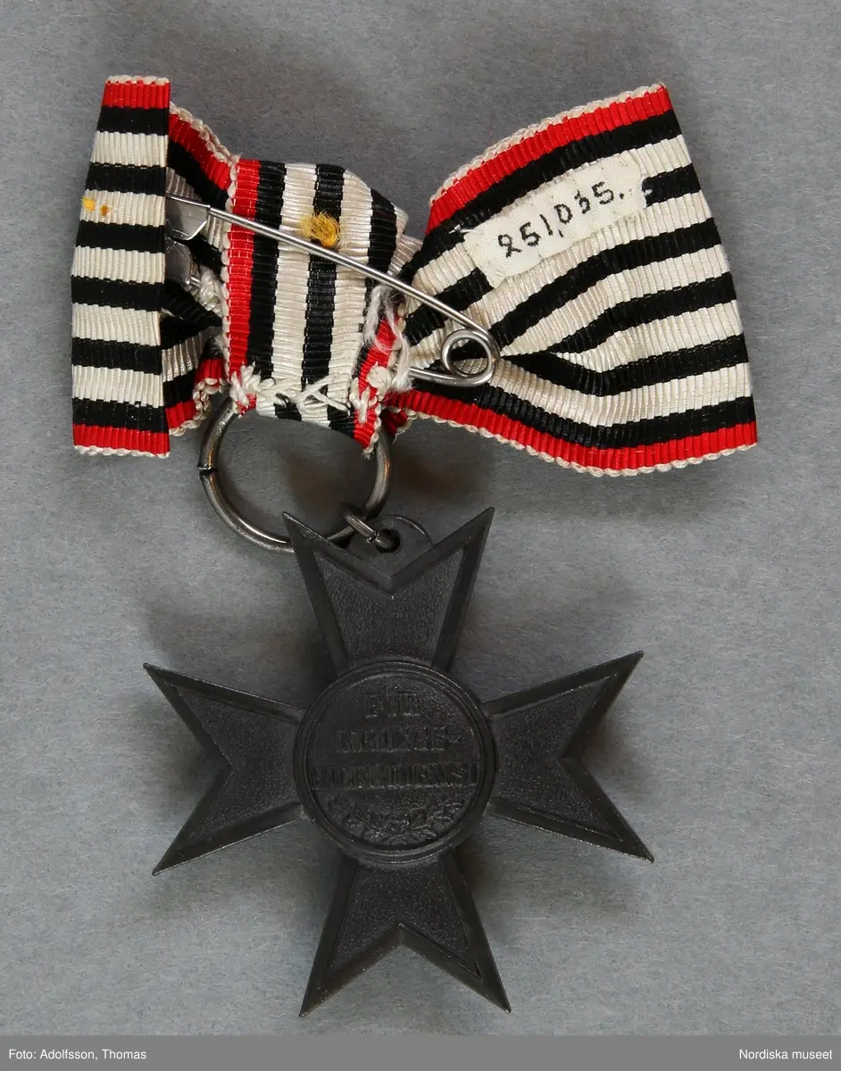 Huvudliggaren:
"Belöningstecken, stjärna av grå metall med mittrundel, på vars sidor står krönt 'R W' resp. 'Für Kriegshilfsdienst; i svart-vit-röd bandrosett med säkerhetsnål.
G 30/8 1955 Fröken Ellen von Platens dödsbo, Stockholm."