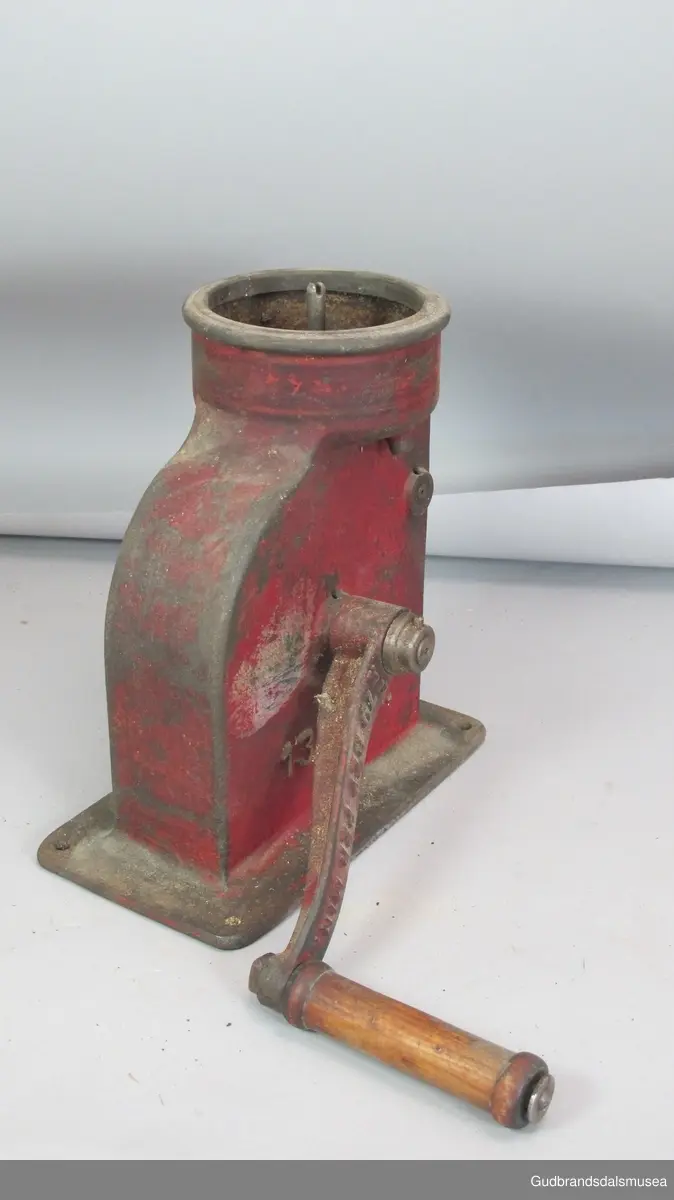 Separator - bare motorhuset med sveiv. Kolle og kule er ikke med. Drives med håndsveiv.