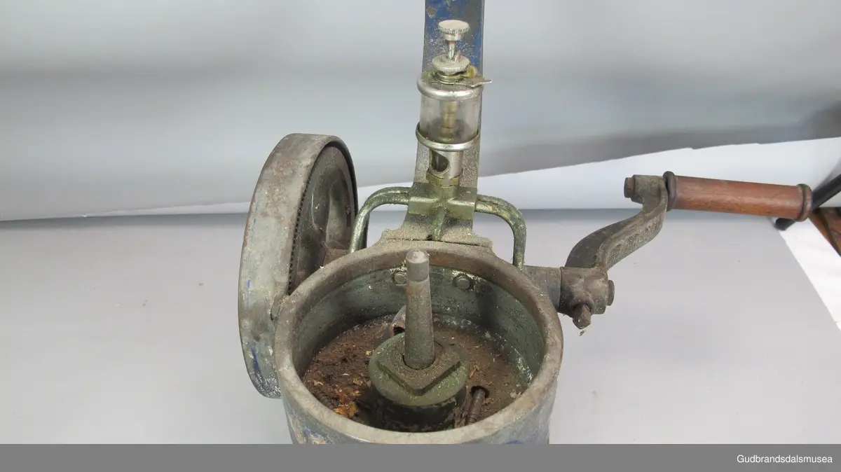 Separator - bare motorhuset med sveiv. Kolle og kule er ikke med. Drevet med håndsveiv. Separatoren har synlig tannhjulsdrift, oljehus som smører flere deler på separartoren . Et stativ med tre armer , er for å sette kolla (melkebeholderen) på.  Separatoren ble brukt for å skille helmelk til skummet melk og fløte.