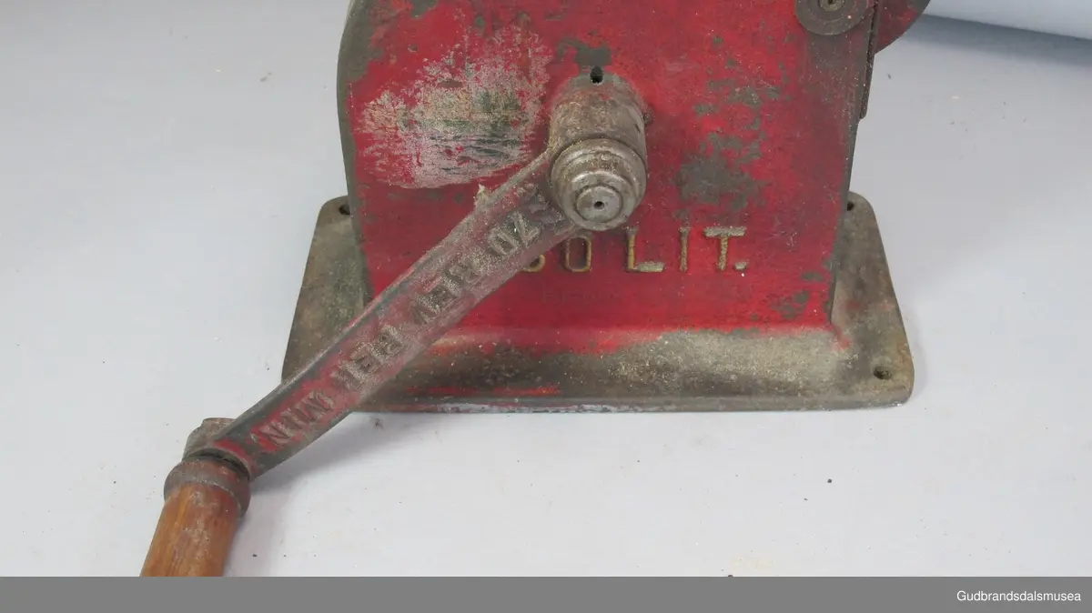 Separator - bare motorhuset med sveiv. Kolle og kule er ikke med. Drives med håndsveiv.