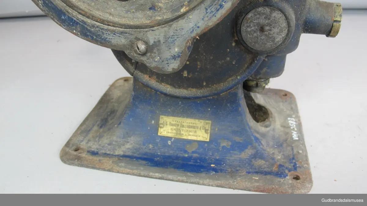 Separator - bare motorhuset med sveiv. Kolle og kule er ikke med. Drevet med håndsveiv. Separatoren har synlig tannhjulsdrift, oljehus som smører flere deler på separartoren . Et stativ med tre armer , er for å sette kolla (melkebeholderen) på.  Separatoren ble brukt for å skille helmelk til skummet melk og fløte.