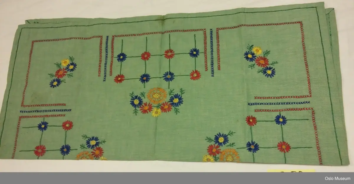 Kvadratisk duk med korssting; blomster, geometrisk mønster