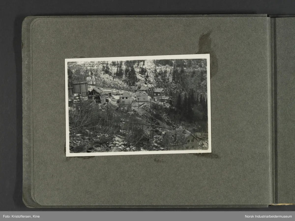 Fotografiene viser bilder av ødeleggelsene etter bombinga av Vemork 16. november 1943.