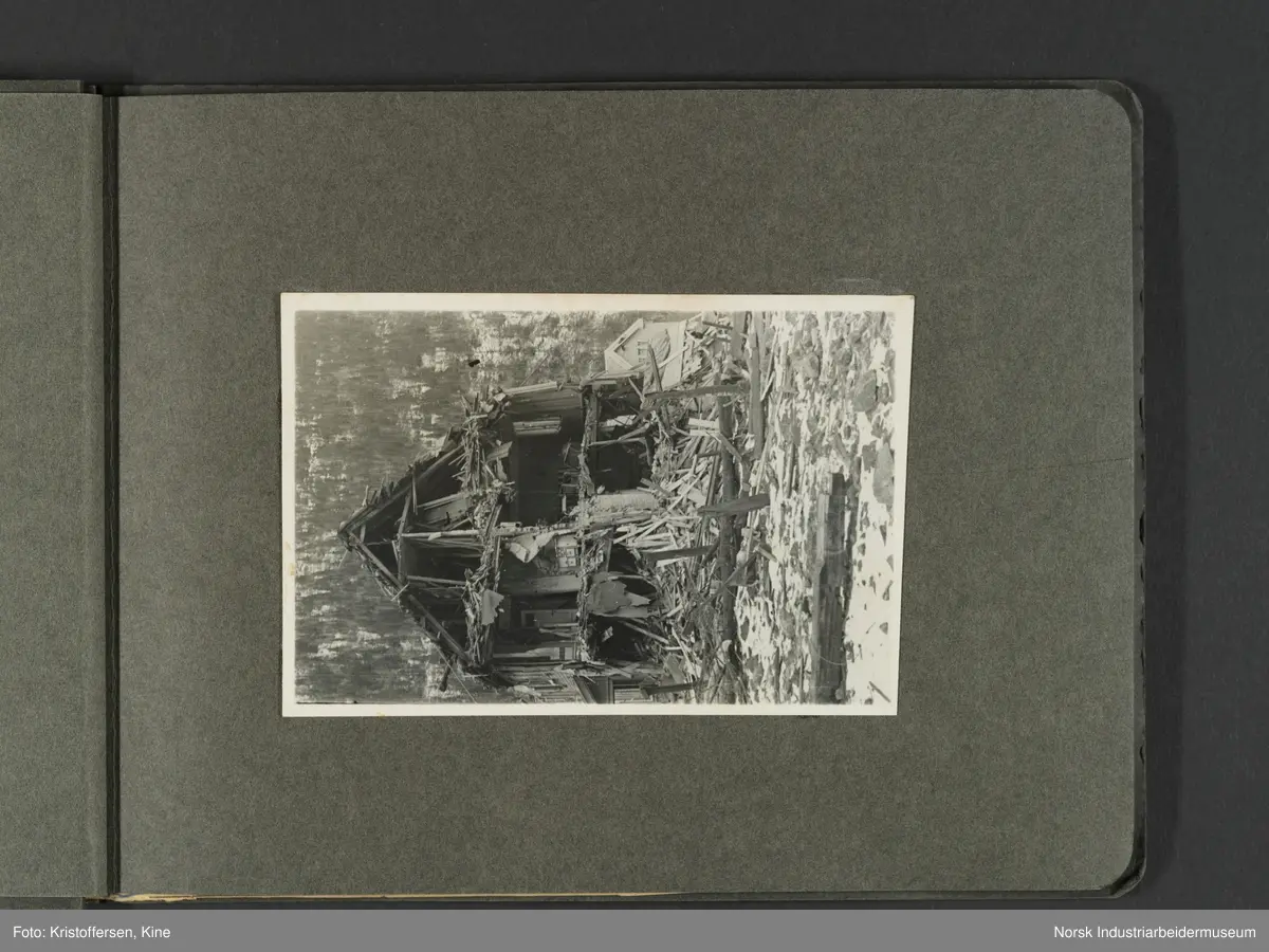 Fotografiene viser bilder av ødeleggelsene etter bombinga av Vemork 16. november 1943.