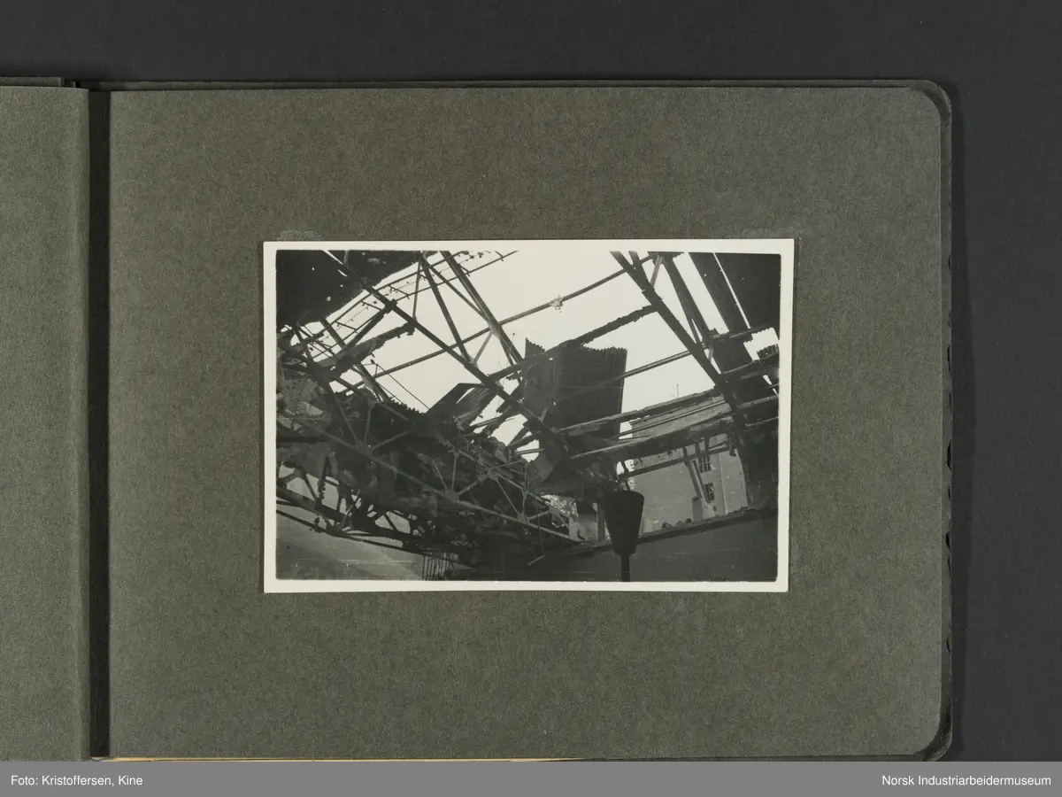 Fotografiene viser bilder av ødeleggelsene etter bombinga av Vemork 16. november 1943.