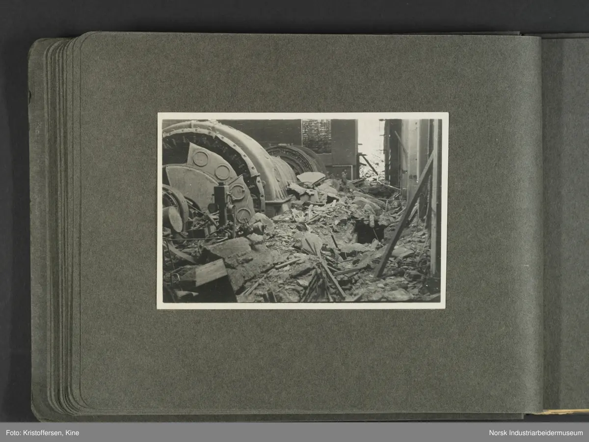 Fotografiene viser bilder av ødeleggelsene etter bombinga av Vemork 16. november 1943.