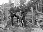 Bröderna Martin och Simon Andersson i samspråk inför en tur i skogen med bössorna. De är söner till hemmansägaren i Älmekulla, Anders August Andersson och dennes maka Josefina Olivia Johansson. Året är 1915.