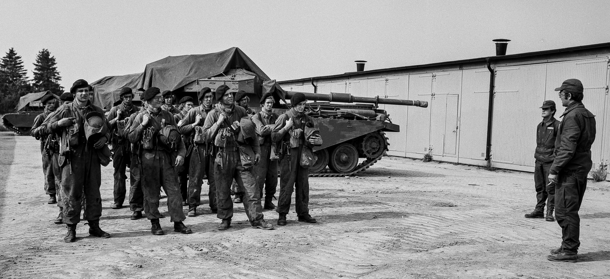 Uppställning på garageplan för ordergivning.
Kompanichefen, major Kjell Asplund och stf, major Göran Ohlsson kontrollerar i vilket skick soldaterna befinner sig i. Därefter order och "framåt"!