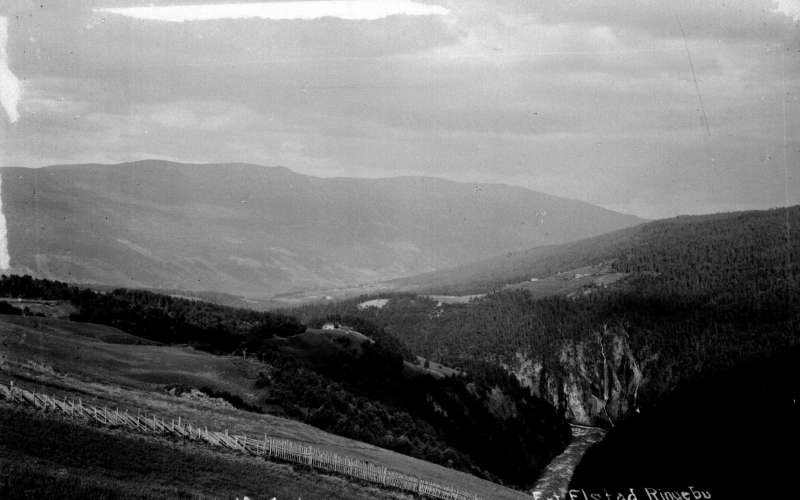 Sel. Heidal. Fra Øvre Heidal mot Bjølstadmo. Elva Sjoa t.h.