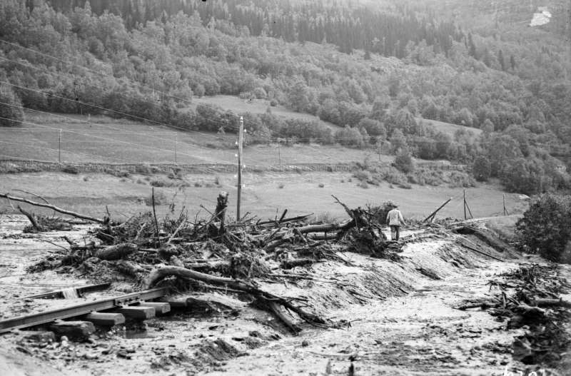 Sør-Fron. Harpefoss. Solbrå. Jordras over vei og jernbane. Scanna bilde er speilvendt.